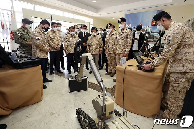 박병석 국회의장이 설날인 지난달 12일(현지시간) 아랍에미리트(UAE) 아부다비에 파견된 국군 UAE 군사훈련협력단 '아크부대'를 방문, 장병들을 격려했다. (국회 제공) 2021.2.12/뉴스1 © News1 박지혜 기자