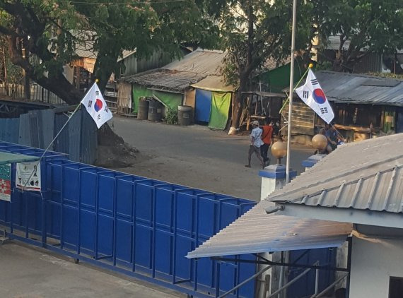 우리 기업인이 운영하는 미얀마 공장에 태극기가 걸려있다. (독자 제공)/사진=뉴스1