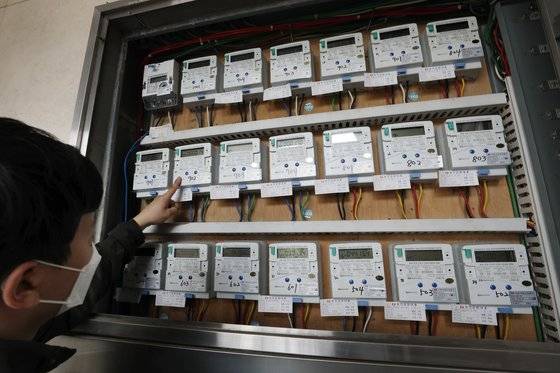 21일 서울의 한 다세대주택에서 관리인이 전기 계량기를 살펴보고 있다. 뉴스1