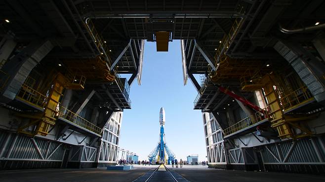 A South Korean mid-sized observation satellite prepares for takeoff at the Russian-run Vostochny Cosmodrome launch pad in Kazakhstan on Monday. (Roscosmos-Yonhap)