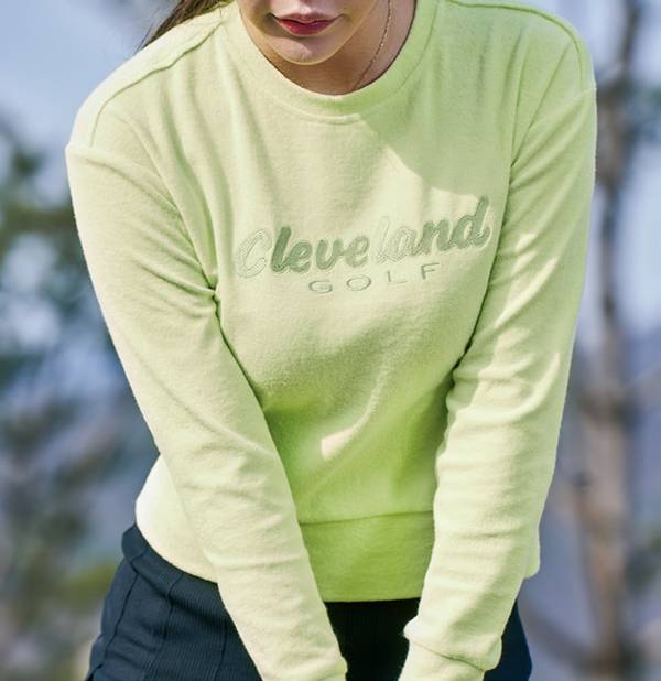 화사하고 세련된 느낌의 테리코튼 원단을 채용하고 
짧은 기장으로 캐주얼한 연출을 가능하게 하는 
크루넥 스웨트 셔츠, 8만9000원.