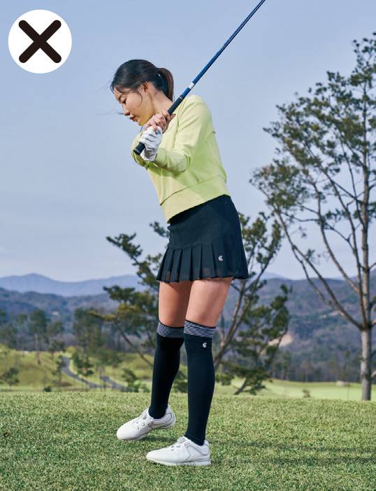 손목을 너무 빠르게 로테이션하면 당겨 치는 샷이 
돼 인해 훅 구질이 발생할 수 있으니 주의한다.