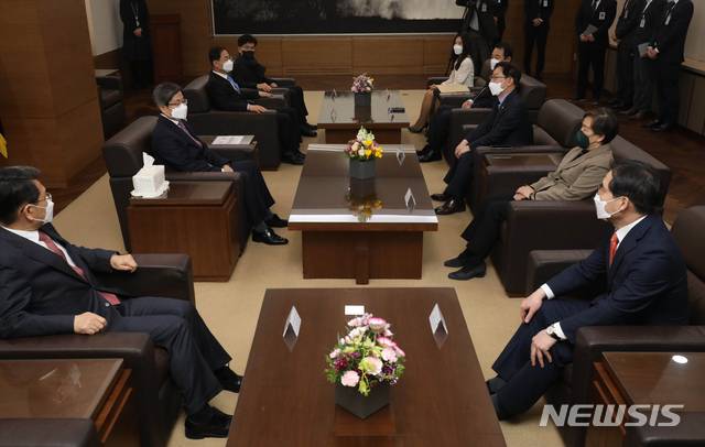 [서울=뉴시스]사진공동취재단 = 김명수 대법원장이 22일 오후 서울 서초구 대법원에서 대법관후보추천위원회 위원들과 간담회를 갖고 있다. 2021.03.22. photo@newsis.com