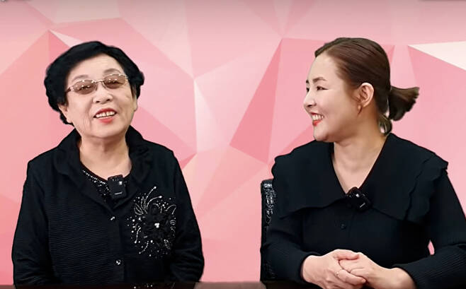 이유미씨가 어머니와 함께 유튜브 영상을 촬영하는 모습ⓒ유튜브 채널 '중고차는유미카'