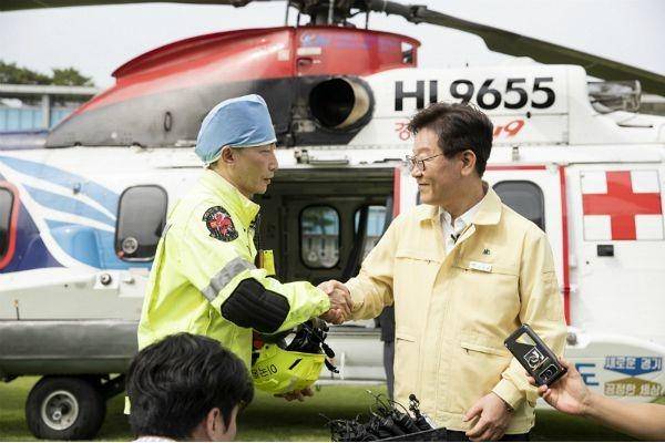 경기도청 잔디광장에서 열린 ‘응급의료전용헬기 종합시뮬레이션 훈련’에서 이재명(오른쪽) 경기도지사가 이국종 아주대병원 교수와 악수를 하고 있다. /경기도 제공