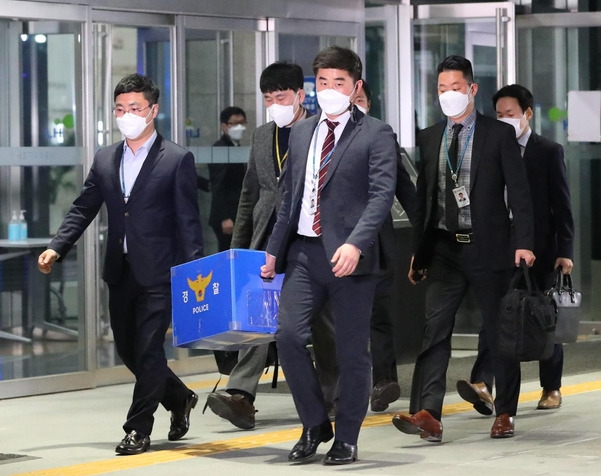 지난 9일 경남 진주시 한국토지주택공사(LH) 본사에서 압수수색을 마친 경찰이 압수품을 가지고 건물 밖으로 나오고 있다. /김동환 기자