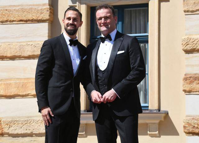 옌스 슈판(오른쪽) 독일 보건장관과 동성 배우자 다니엘 풍케. AFP 자료사진