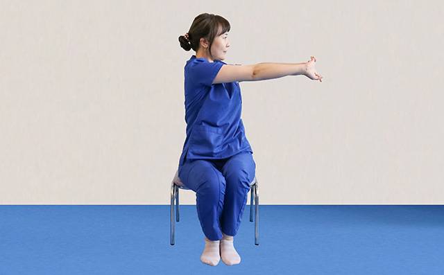 몸통 돌리기 스트레칭/사진=강서나누리병원 제공