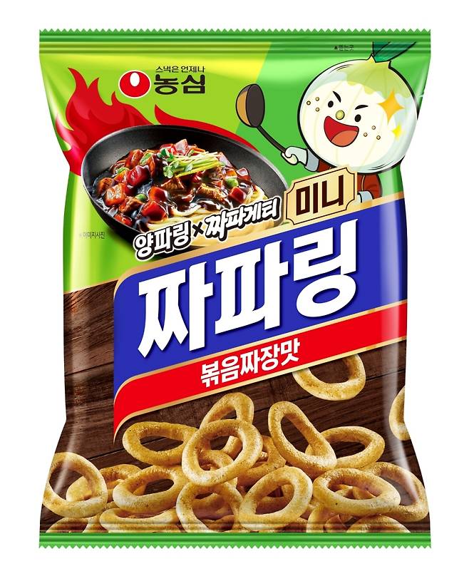 농심이 짜파게티와 양파링을 조합한 스낵 짜파링을 선보였다. [농심 제공]