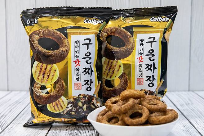 해태제과는 구운 양파에 짜장 맛을 더한 구운짜장을 출시했다. [해태제과 제공]
