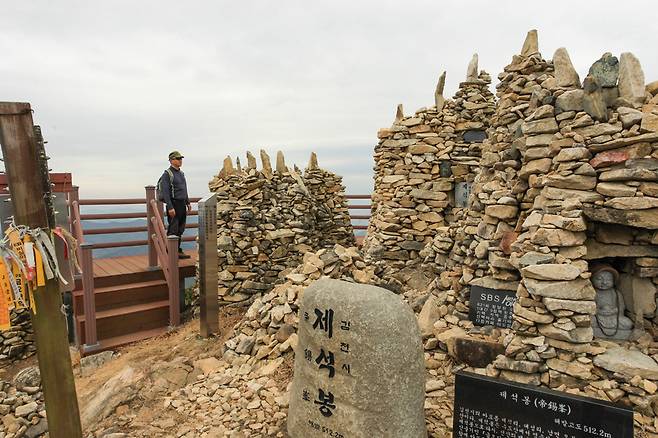 제석봉 정상은 많은 돌탑이 에워쌌다. 산불감시초소와 전망데크가 설치될 정도로 주변 전망도 막힘없이 볼 수 있다.