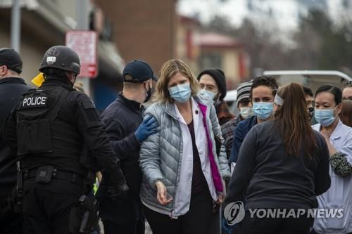 사건 현장에서 탈출한 콜로라도 주민 [AFP/게티 이미지=연합뉴스, 재판매 및 DB 금지]