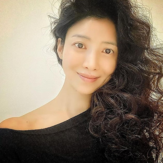 Actor Yoon Se-ah reveals Bomb headOn the 24th, Yoon Se-ah posted a picture without comment on his instagram.In the photo, Yoon Se-ah, wearing a black boat neck T-shirt, showed off her beauty with a big eye on a makeup-free face.In particular, Yoon Se-ah attracted attention by introducing a long hairstyle transformation with a large curl.Yoon Se-ah has played the role of chairman of the first-class company Hanjo Group Lee Yeon-jae in the recently closed TVN Secret Forest.In addition, JTBC drama Snowdrop which is about to be broadcast is confirmed and filmed. Snowdrop draws a love story that takes place in the background of Seoul in 87 years.a fairy tale that children and adults hear togetherstar behind photoℑat the same time as the latest issue