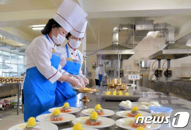 옥류관에서 일하는 북한 여성들.(대외 선전매체 '류경' 갈무리)© 뉴스1