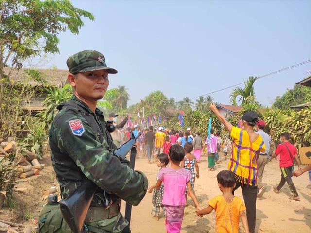 22일 미얀마 카렌민족연합(KNU) 소속 군인이 카렌주에서 열린 반군부 평화 시위에 참가한 시민들을 경호하고 있다. SNS캡처