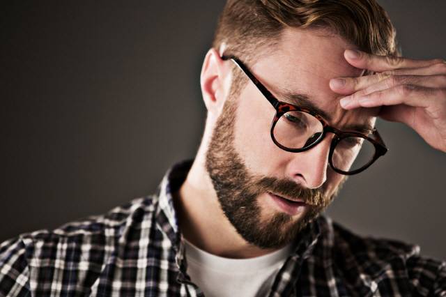 수염을 기른 남성은 마스크가 얼굴에 잘 밀착되지 않아 코로나 감염 위험이 높아질 수 있다./사진=클립아트코리아