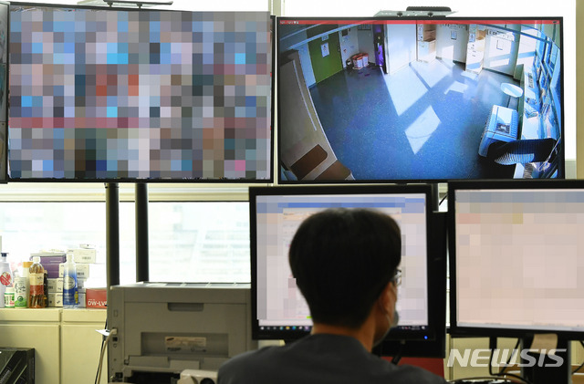 [서울=뉴시스] 고승민 기자 = '2021학년도 대학수학능력시험'을 이틀 앞둔 1일 오후 서울 중랑구 서울의료원 내 코로나19 종합상황실에 확진 수험생을 위한 고사장이 마련될 병실의 모습이 CCTV를 통해 보이고 있다. 서울시는 서울의료원과 남산생활치료센터에 확진 수험생 전용 고사장을 마련하고, 자가격리자 전용 고사장 22곳을 설치할 예정이다. (공동취재사진) 2020.12.01. photo@newsis.com