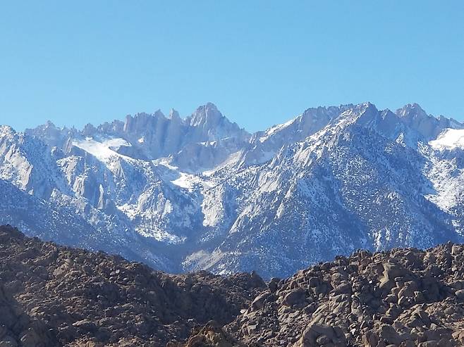 시에라산군 최고봉이자 미국 본토 최고봉인 마운틴 휘트니(4,421m)를 배경으로 선 필자. 중앙의 첨봉이다.