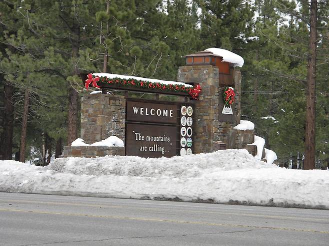 맘모스시 환영 안내판엔 ‘산이 부르고 있다’는 존 뮤어의 말이 반긴다.