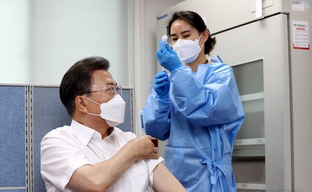 문재인 대통령이 23일 오전 서울 종로구보건소에서 아스트라제네카(AZ)사의 코로나19 백신을 접종하고 있다. 뉴시스