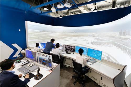 인천공항 관제탑을 재현한 관제실에서 관제사 역할을 체험해 볼 수 있다. [국립항공박물관 제공]