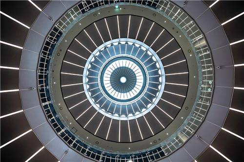 박물관 건물 중앙홀의 천장. 비행기 엔진을 형상화했다. [국립항공박물관 제공]