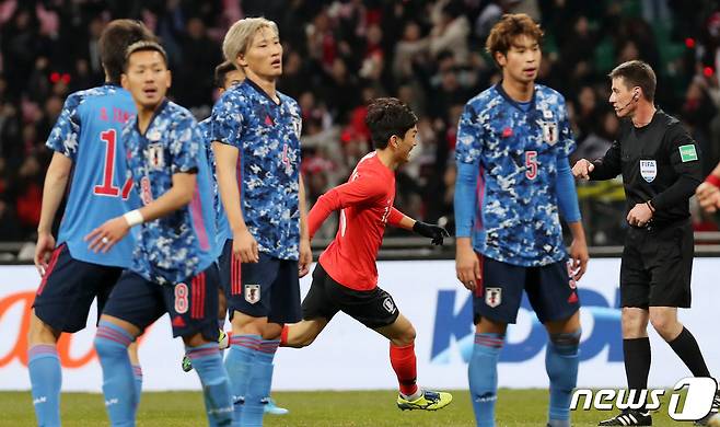 2019 동아시아축구연맹(EAFF) 풋볼 챔피언십(동아시안컵) 남자부 3차전 한국과 일본의 경기 전반전, 한국 황인범이 선제골을 넣은 후 기뻐하고 있다. © News1