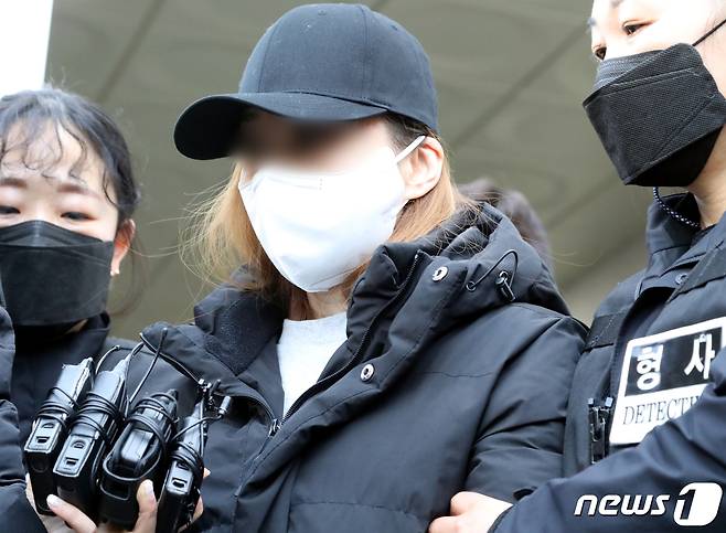 구미 사망 3세아의 40대 친모 석모씨가 17일 검찰로 송치되기 전 구미경찰서를 나서고 있다. 석씨는 " ＂DNA검사 인정하지 않는다. 억울하다＂고 말했다. 2021.3.17/뉴스1 © News1 정우용 기자