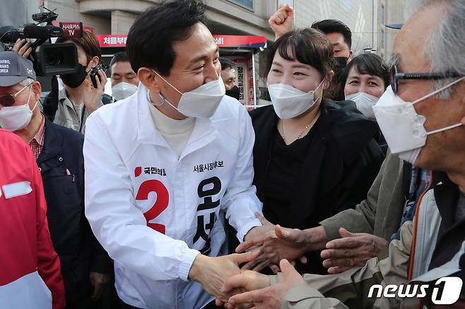 서울시장 보궐선거 공식선거운동 첫날인 25일 오세훈 국민의힘 후보가 서울 동대문구 경동시장에서 상인들에게 지지를 호소하고 있다. 2021.3.25/뉴스1 © News1 국회사진취재단