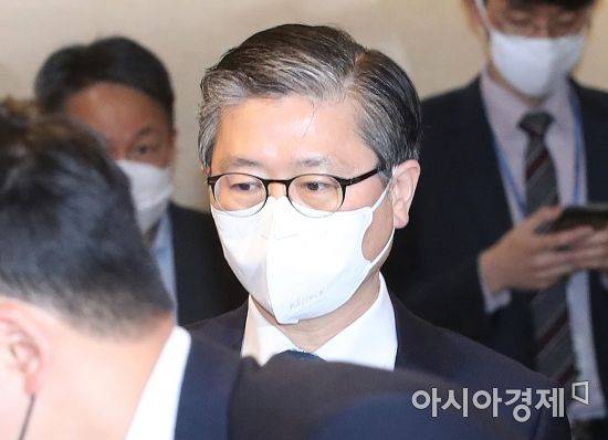 변창흠 국토교통부 장관이 17일 서울 종로구 정부서울청사에서 열린 '제17차 부동산 시장 점검 관계장관회의'에 참석하고 있다./강진형 기자aymsdream@
