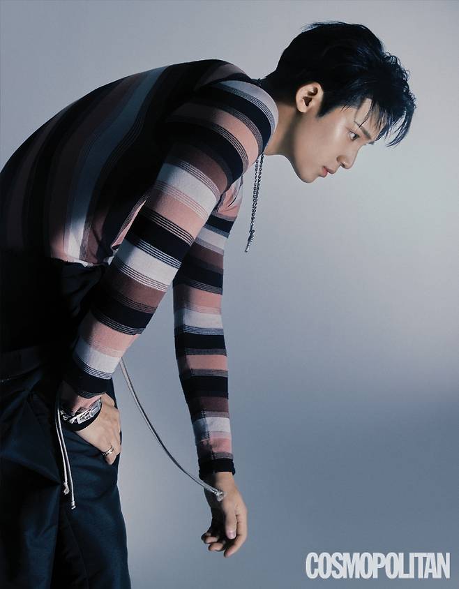 니트 톱, 점프슈트, 부츠 모두 가격미정 릭오웬스. 목걸이, 팔찌 모두 가격미정 크롬하츠.