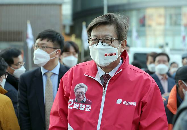 공식 선거운동이 시작된 25일 박형준 국민의힘 부산시장 후보가 부산 중구 광복로 입구에서 출근길 시민을 상대로 선거운동을 하고 있다. 연합뉴스