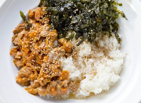 생 미더덕을 넣고 만든 덮밥. 껍질을 모두 깐 속 알맹이에 참기름을 뿌렸다. 중앙포토