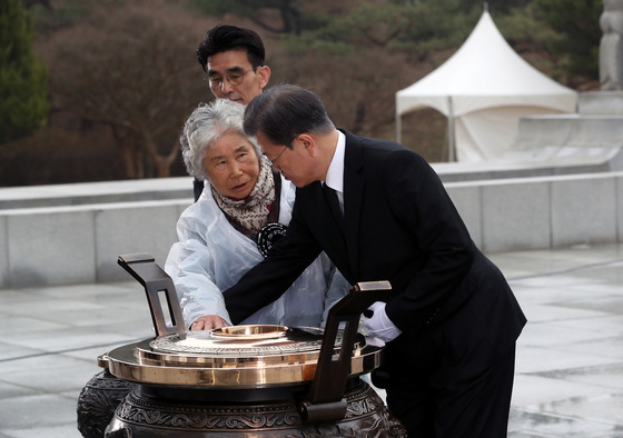 A mother of a South Korean Navy sailor who died in the 2010 Cheonan sinking approaches President Moon Jae-in, May 27, 2020 to demand an answer about who sunk the corvette on the West Sea. [JOINT PRESS CORPS]