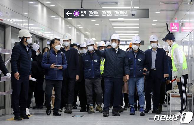 (서울=뉴스1) 이동해 기자 = 서정협 서울시장 권한대행이 24일 개통을 앞둔 지하철 5호선 하남선 강일역 현장 방문해 관계자들과 시설 점검을 하고 있다. 2021.3.24/뉴스1