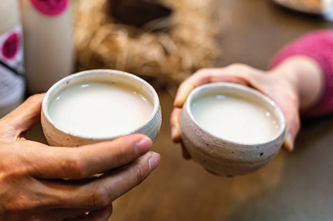 유기농 우렁쌀로 빚어 뽀얀 빛깔이 예쁜 희양산막걸리.