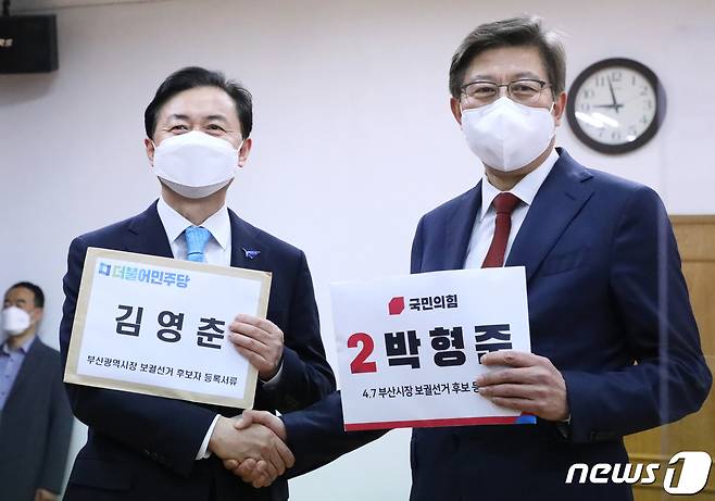 김영춘 더불어민주당 부산시장 후보와 박형준 국민의힘 부산시장 후보.2021.3.18/뉴스1 © News1 여주연 기자