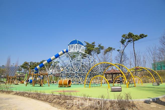 화석전시관 공룡테마놀이터 더블돔.사진=익산시