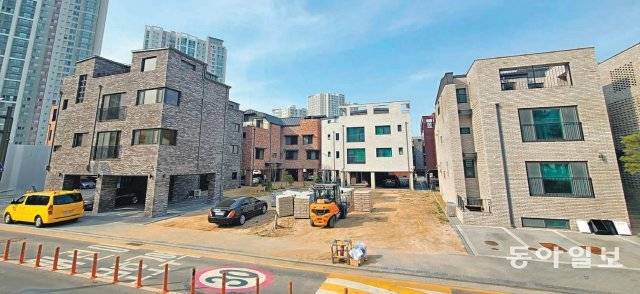 서울 강동구의회 A 구의원이 2017년 분양받은 경기 하남시 망월동 택지. 3년여 전 택지조성사업이 완료된 이후 인근에는 신축 빌라들이 들어섰지만 26일 오후 방문한 A 구의원 소유의 토지는 공사 자재만이 놓여 있을 뿐 여전히 텅 비어 있었다. 하남=박영대 기자 sannae@donga.com