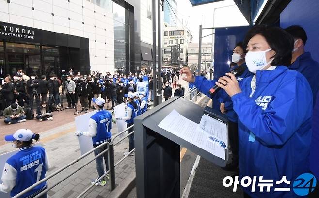 박영선 더불어민주당 서울시장 후보가 26일 서울 신촌 현대백화점 앞에서 열린 집중유세에서 유세차량에 올라 지지를 호소하고 있다. [국회사진취재단]