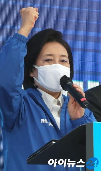 박영선 더불어민주당 서울시장 후보가 26일 서울 신촌 현대백화점 앞에서 열린 집중유세에서 유세차량에 올라 지지를 호소하고 있다. [국회사진취재단]