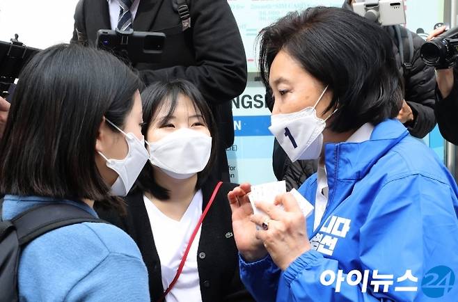 박영선 더불어민주당 서울시장 후보가 26일 오후 서울 서대문구 신촌이대거리를 찾아 도보유세 중 대학생들과 대화하고 있다. [국회사진취재단]