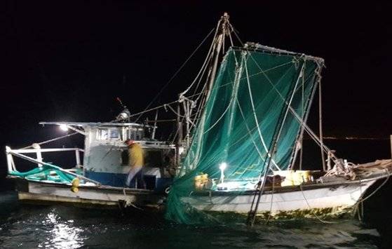 충남 금강하구 인근에서 사각틀망을 이용해 불법으로 실뱀장어를 포획하고 있는 어선. [사진 충남도]