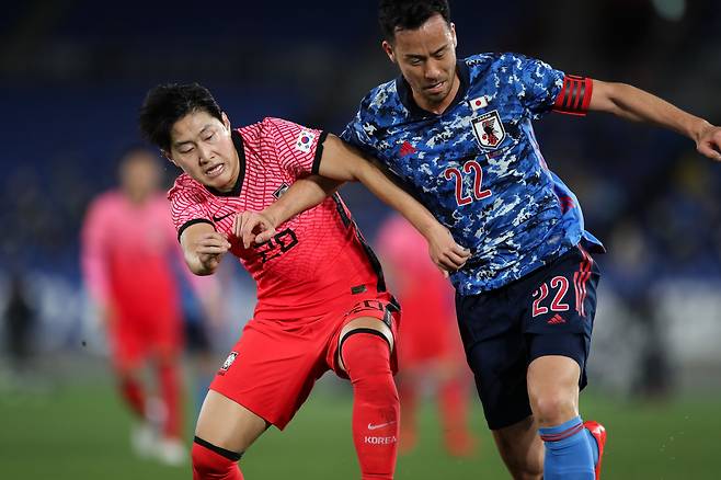 25일 일본 가나가와현 요코하마시 닛산스타디움에서 열린 통산 80번째 축구 한일전에 출전한 이강인이 요시다 마야와 공을 다투고 있다. [연합]