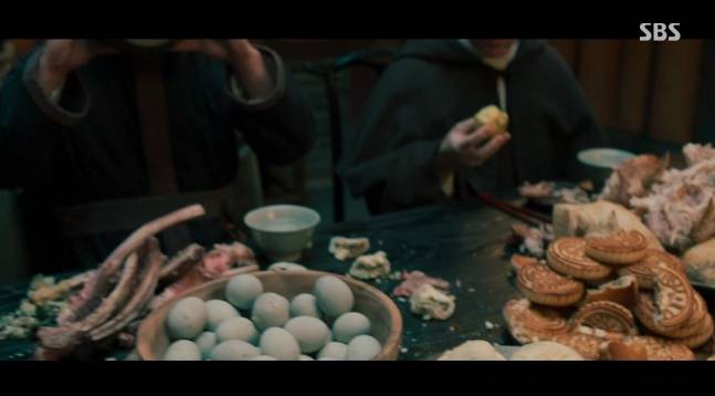 SBS 드라마 '조선구마사'에 등장한, 논란의 ‘월병·오리알 등 중국음식 대접’ 장면. [드라마 ‘조선구마사’ 캡처]