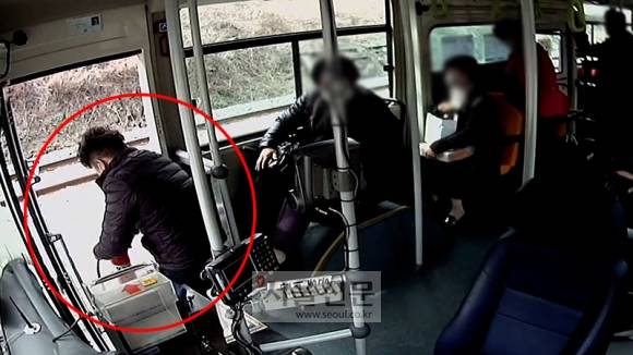 지난 24일 강원도 영월의 한 도로에서 1톤 트럭 적재함에 불이 나자 이를 본 이정환씨가 직접 진화하기 위해 버스에 비치된 소화기를 챙겨 내리고 있다. [제공=영월교통]