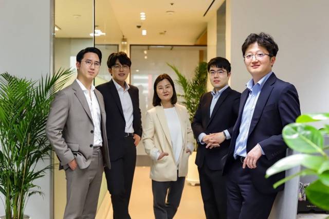 이창환 대표와 얼라인파트너스 구성원들이 포즈를 취하고 있다/사진제공 얼라인파트너스