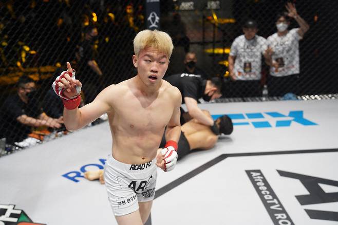 ARC04 대회에 출전한 이정현이 상대 선수를 KO시킨 뒤 기뻐하고 있다. 사진=로드FC