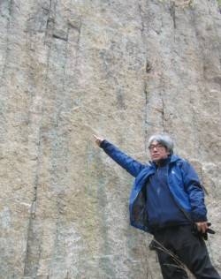 우경식 교수가 설악산의 화강암이 드러난 부분을 가리키고 있다. 우경식 제공