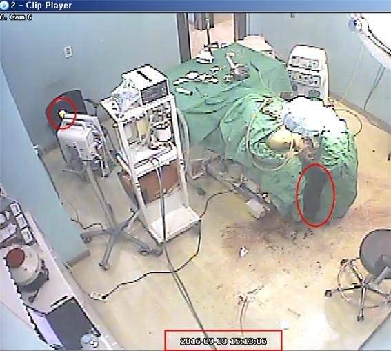 2016년 서울 신사역 인근 한 성형외과에서 수술을 받다 중태에 빠진 권대희씨를 간호조무사가 압박지혈하는 모습. CCTV 화면에서 의사의 모습은 어디에도 보이지 않는다. 고 권대희씨 유족 제공.